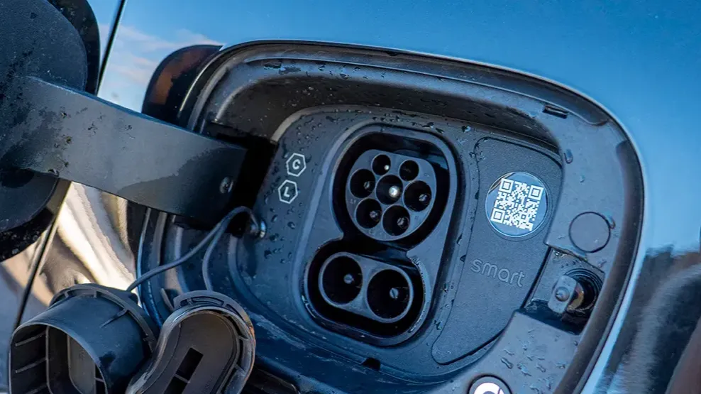 Foto do encaixe para o Carregador Rápido de um carro elétrico