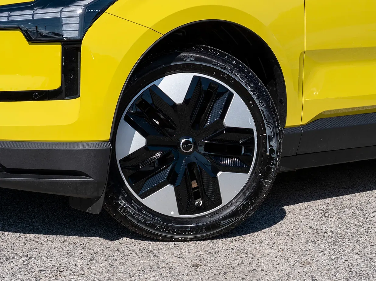 Imagem de um pneu de um carro elétrico