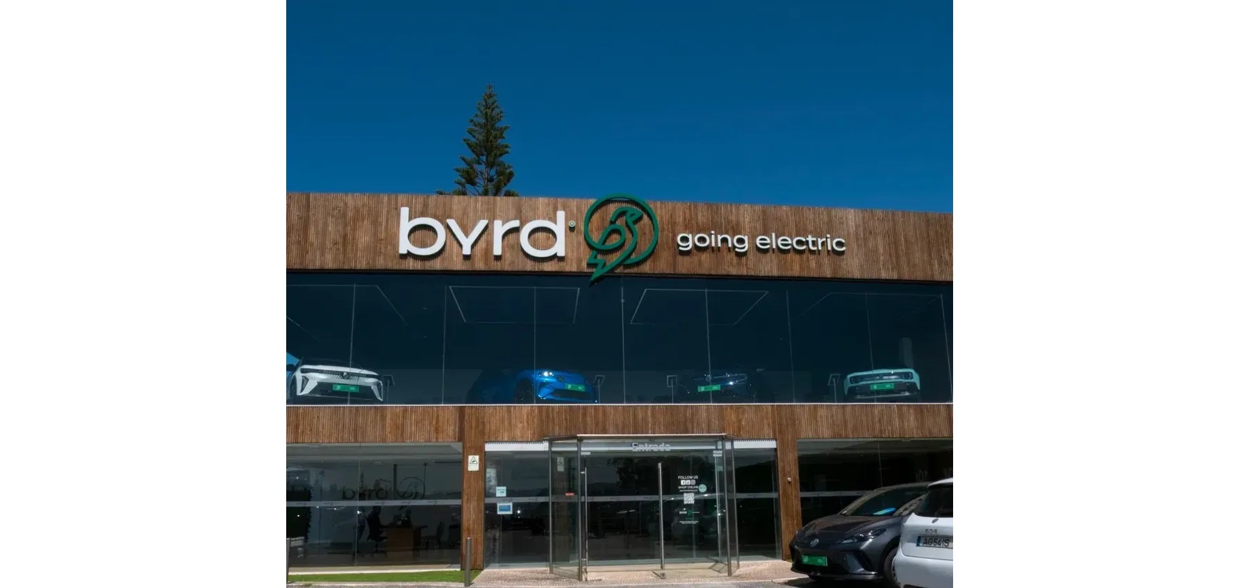 Entrada principal da byrdstore sintra, stand de carros elétricos usados em Portugal