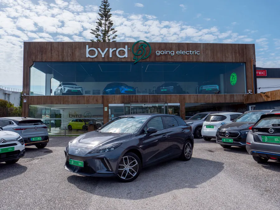 Foto do carro elétrico MG4 na byrdstore sintra