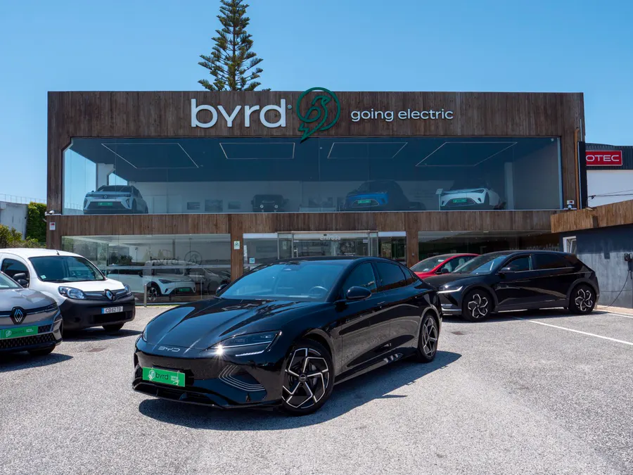 Foto do carro elétrico byd seal na byrdstore sintra