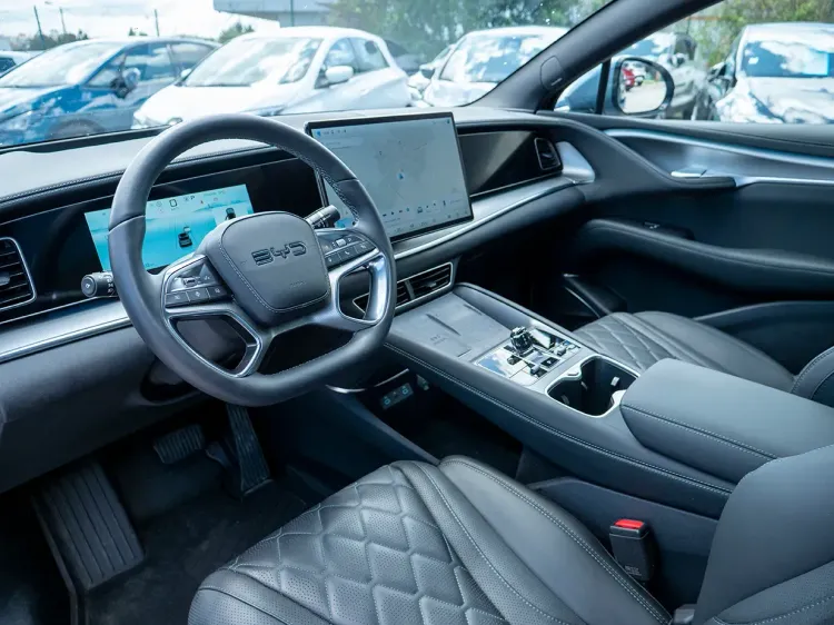 Interior do carro elétrico byd sealion 7, estacionado à porta do stand da byrd