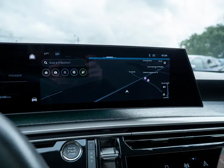 Ecrã tátil do peugeot e-3008, GPS a mostrar a viagem