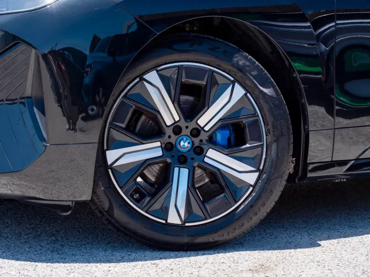 Roda do carro elétrico BMW i4 - alusiva ao tema da inspeção que abordamos no blog
