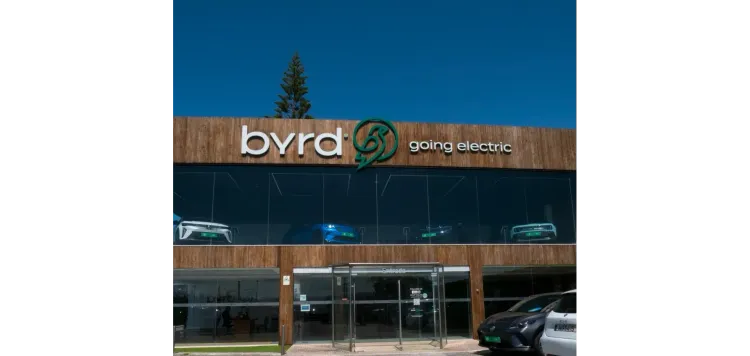 Entrada principal da byrdstore sintra, stand de carros elétricos usados em Portugal