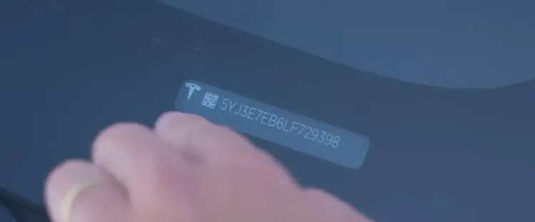  Fotografia do número VIN (Vehicle Identification Number) do tesla model 3 apresentado neste artigo
