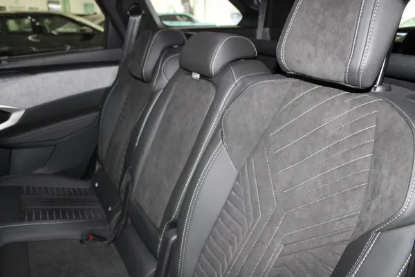 Peugeot E-5008 - Photo 14