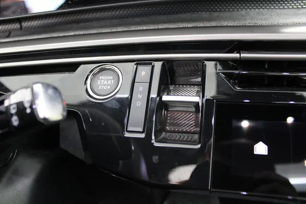Peugeot E-5008 - Photo 25