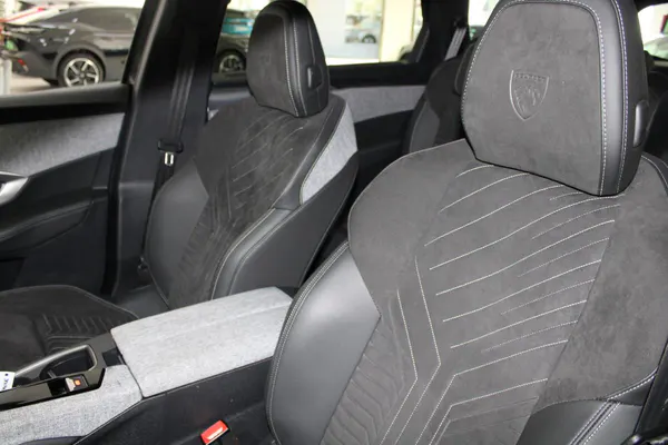 Peugeot E-5008 - Photo 10