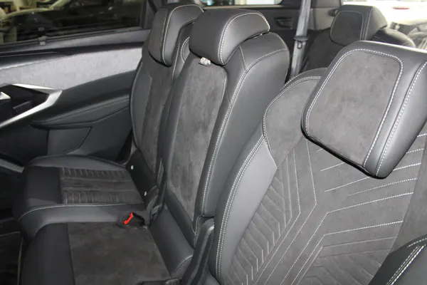 Peugeot E-5008 - Photo 12