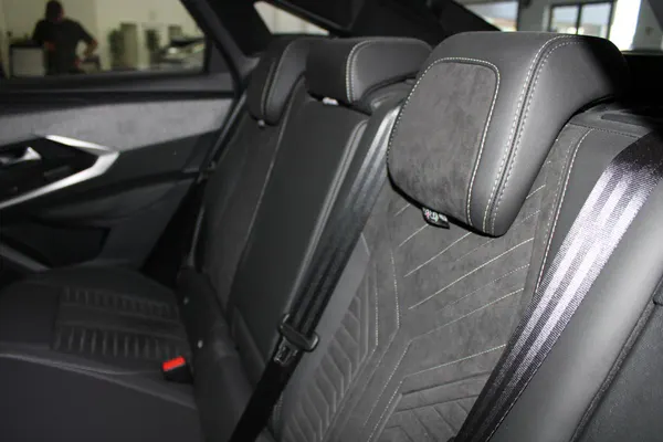 Peugeot E-3008 - Photo 13