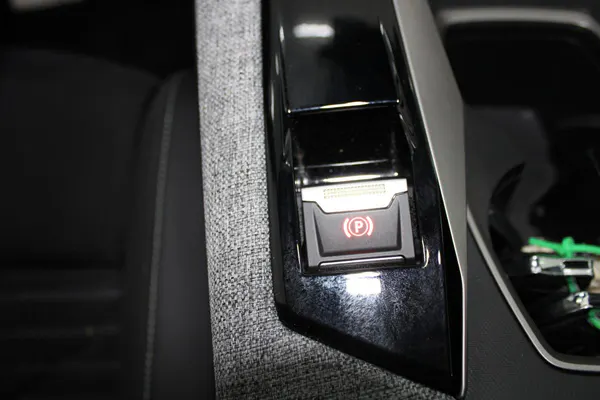 Peugeot E-3008 - Photo 20