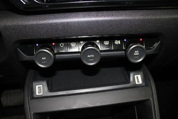 Citroen e-C4 X - Photo 18