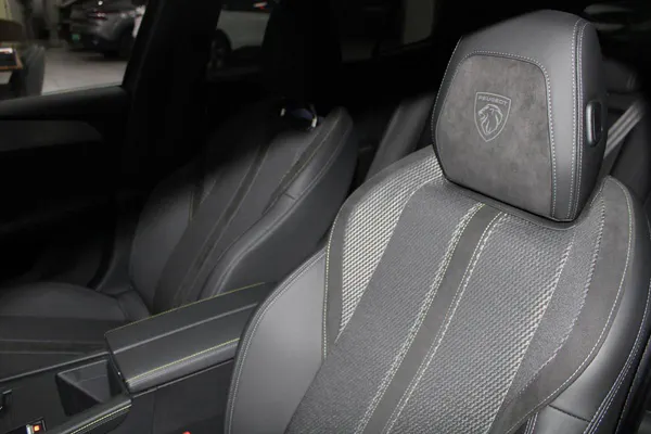 Peugeot E-408 - Photo 10