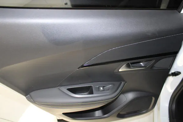 Peugeot e-2008 - Photo 12