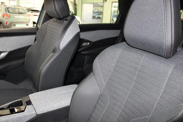 Peugeot E-5008 - Photo 10