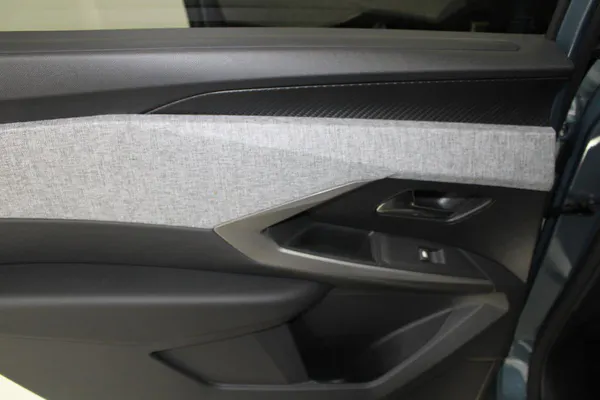 Peugeot E-5008 - Photo 12