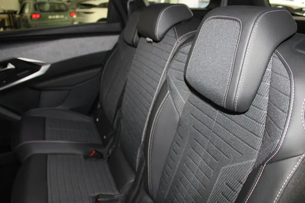 Peugeot E-5008 - Photo 13