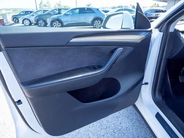 Tesla Model Y - Photo 23