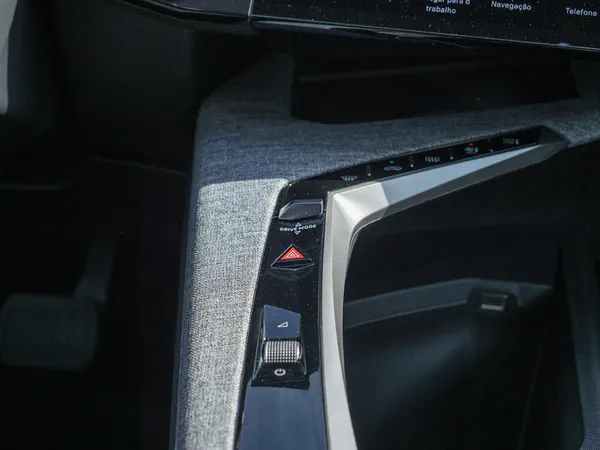 Peugeot E-3008 - Photo 28
