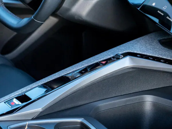 Peugeot E-3008 - Photo 18