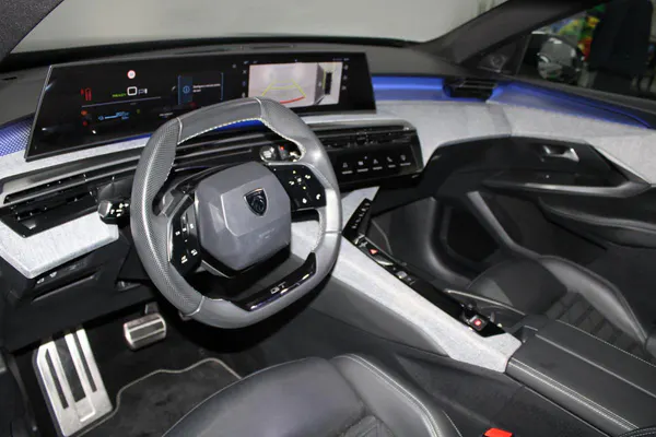 Peugeot E-3008 - Photo 12