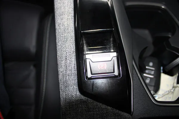 Peugeot E-3008 - Photo 23
