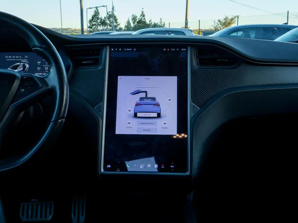 Tesla Model X - Photo 30