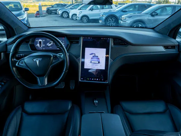 Tesla Model X - Photo 29