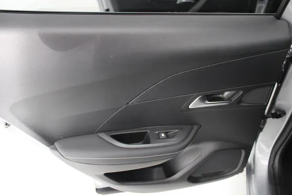Peugeot e-2008 - Photo 12