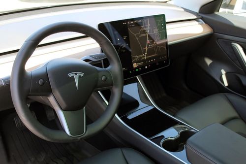 Tesla Model 3 - Photo 18