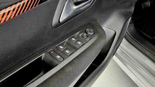 Peugeot e-208 - Photo 9