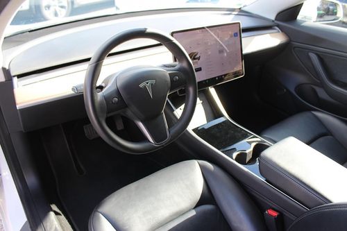 Tesla Model 3 - Photo 16