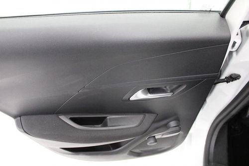 Peugeot e-208 - Photo 12