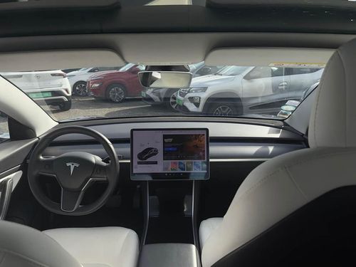Tesla Model 3 - Photo 18