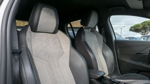 Peugeot e-208 - Photo 23