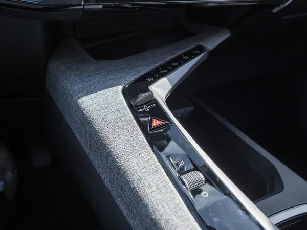 Peugeot E-3008 - Photo 36