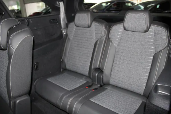 Peugeot E-5008 - Photo 15