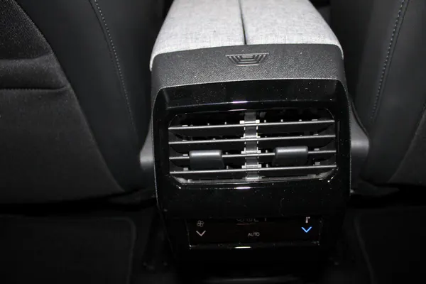 Peugeot E-5008 - Photo 16