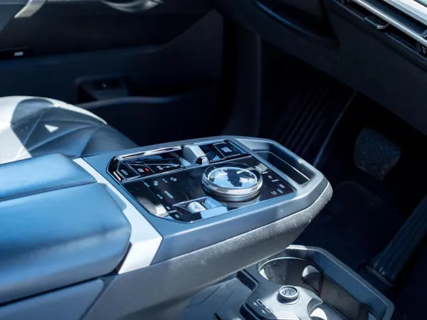 BMW iX - Photo 18