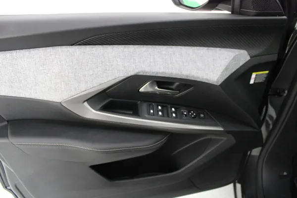 Peugeot E-5008 - Photo 11