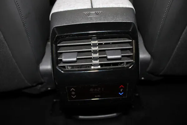 Peugeot E-5008 - Photo 17
