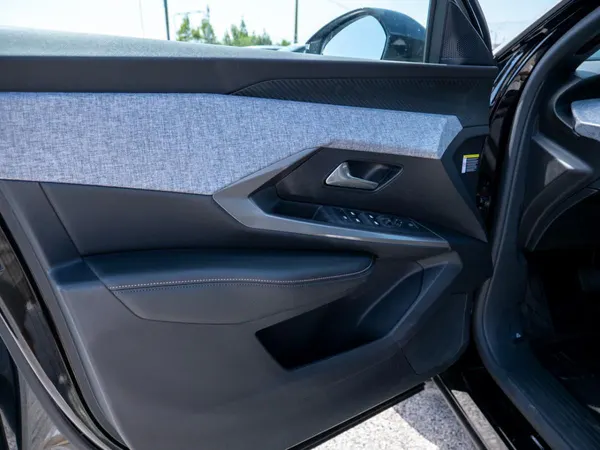 Peugeot E-5008 - Photo 20