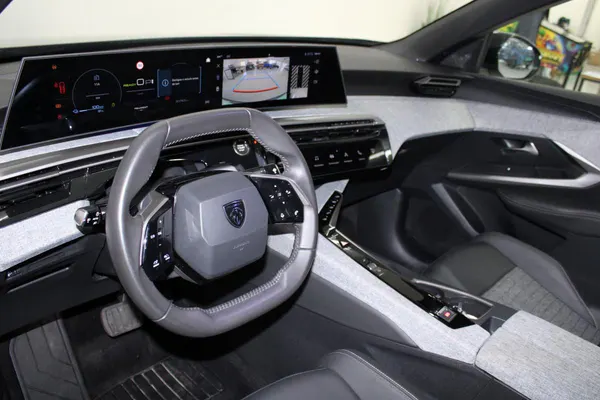 Peugeot E-3008 - Photo 11