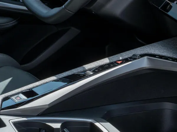 Peugeot E-3008 - Photo 19