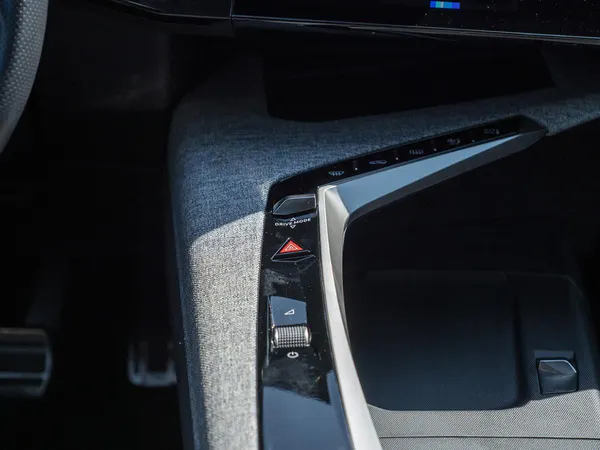 Peugeot E-3008 - Photo 28