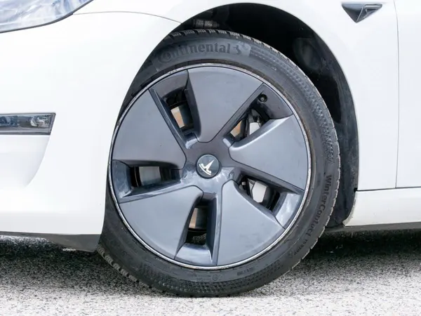 Tesla Model 3 - Photo 3