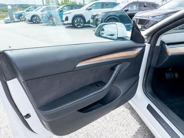 Tesla Model 3 - Photo 21