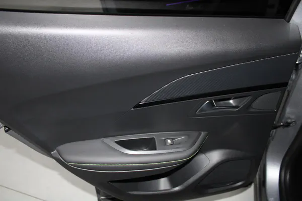 Peugeot e-2008 - Photo 11