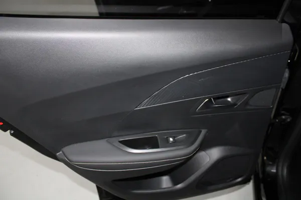 Peugeot e-2008 - Photo 12